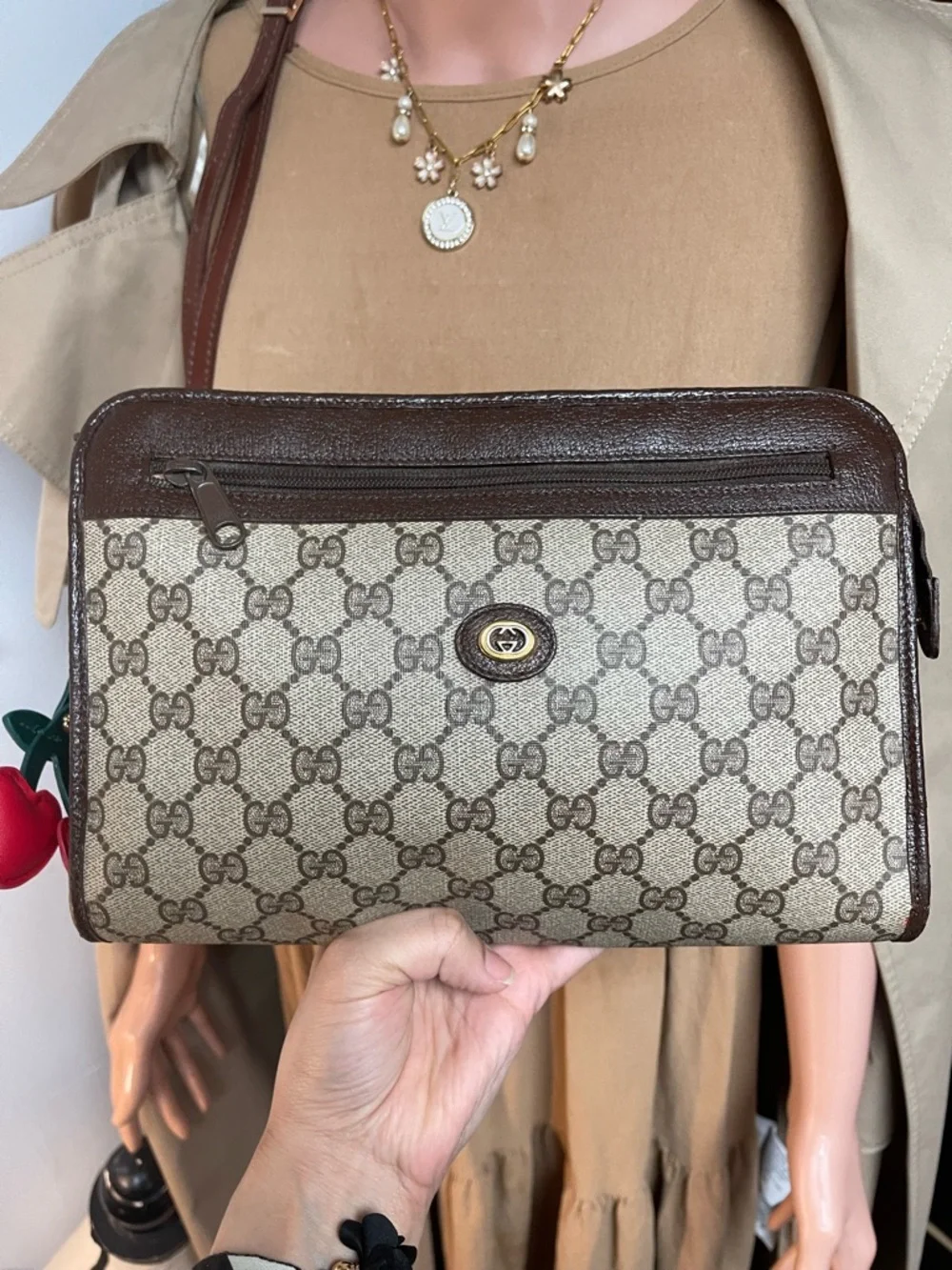 Authentic Gucci vintage Gucci GG canvas crossbody bag 97.01.037 - Picture 3 of 15